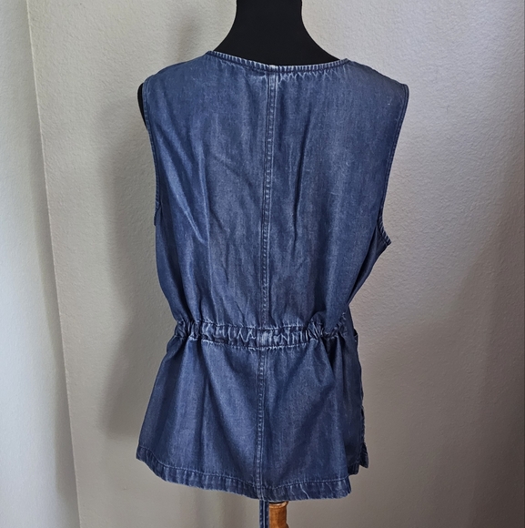Soft denim Sleeveless button down Blouse - Picture 3 of 10